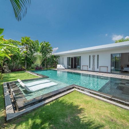 Villa Tira - Elegant 3Br In Central Seminyak エクステリア 写真