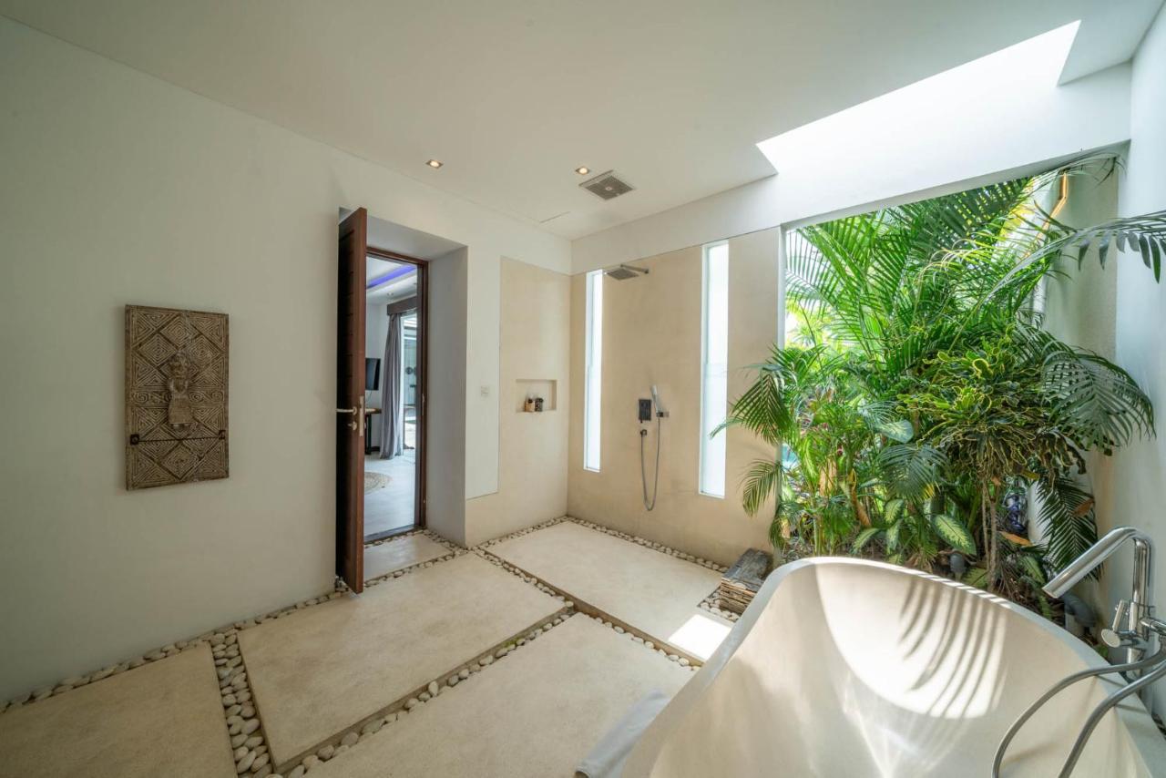 Villa Tira - Elegant 3Br In Central Seminyak エクステリア 写真