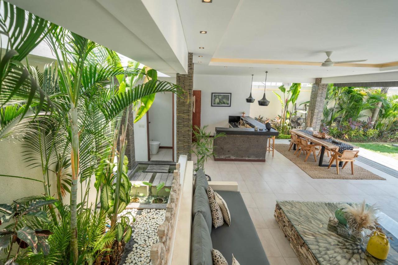 Villa Tira - Elegant 3Br In Central Seminyak エクステリア 写真